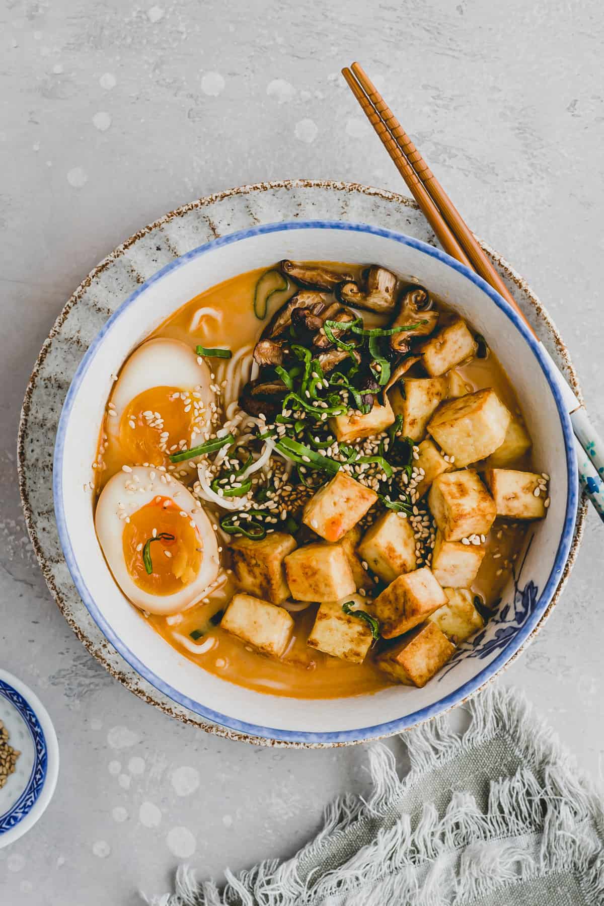 miso ramen mit tofu in einer ramen schüssel serviert