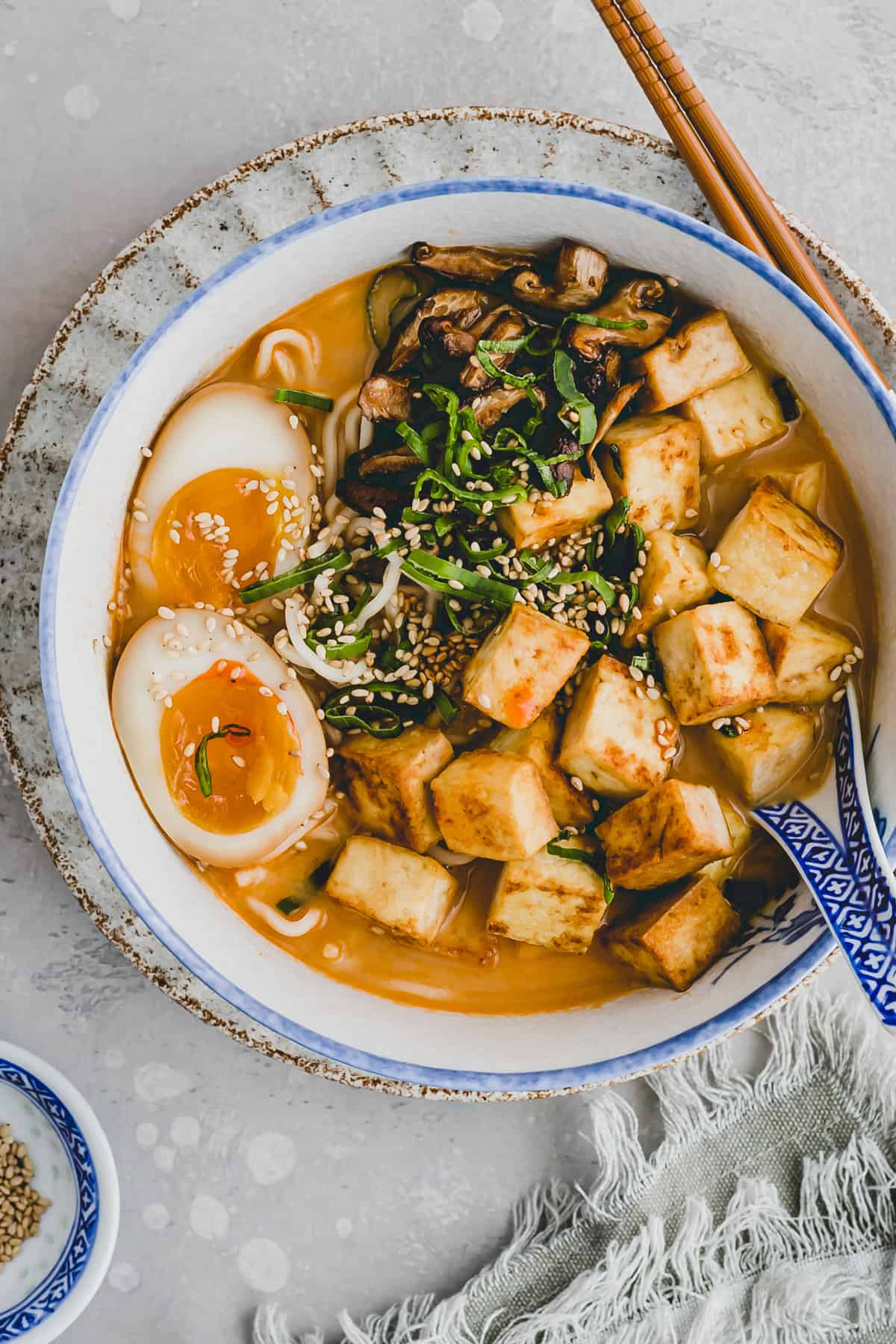 miso ramen suppe mit tofu in einer schüssel