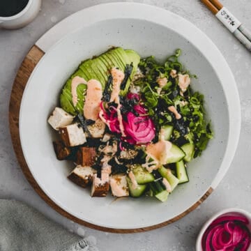 vegane poke bowl mit tofu und frischem gemüse