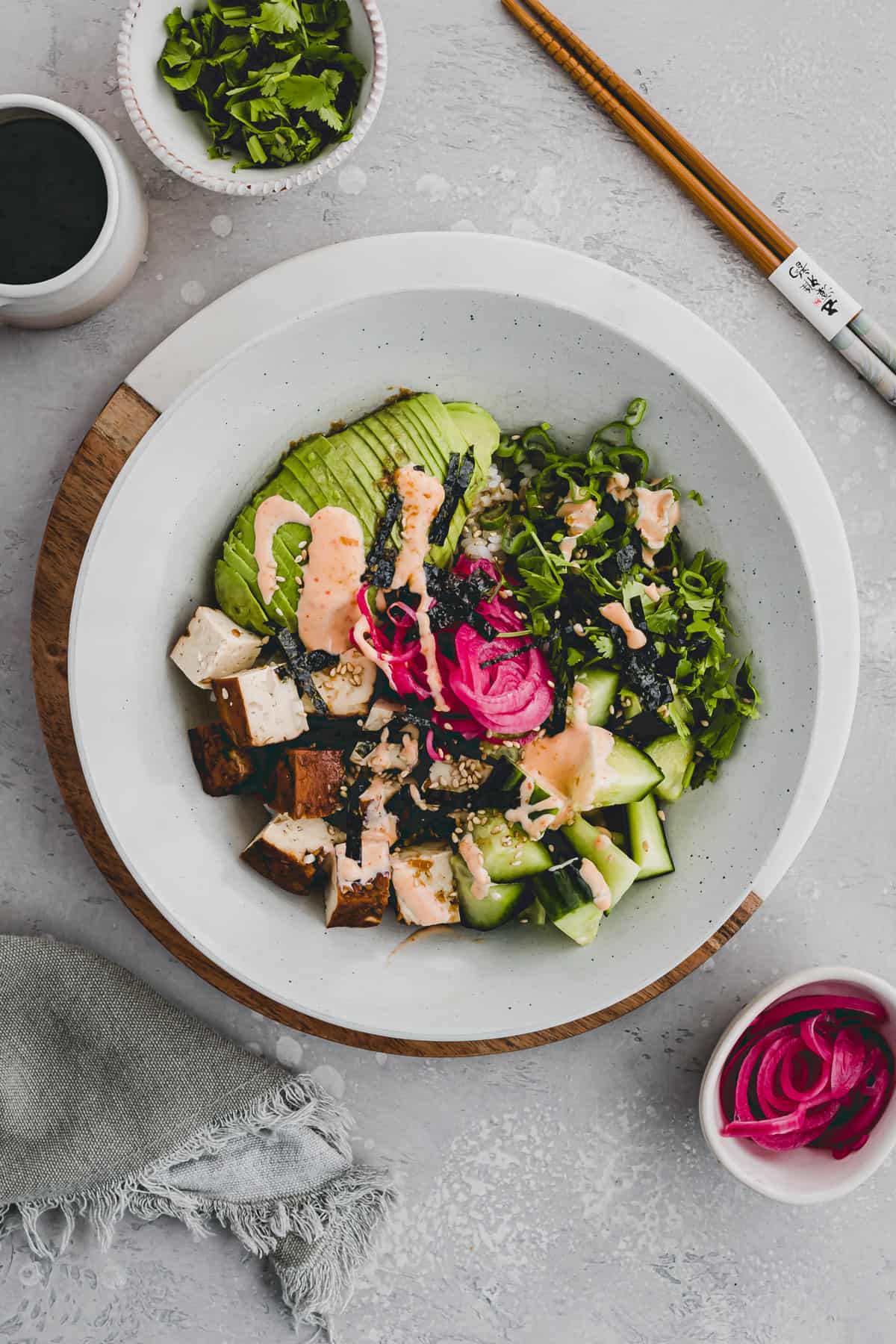 vegane poke bowl mit tofu und frischem gemüse