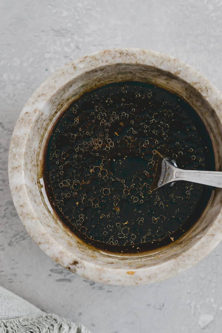 poke bowl sauce in einer schüssel