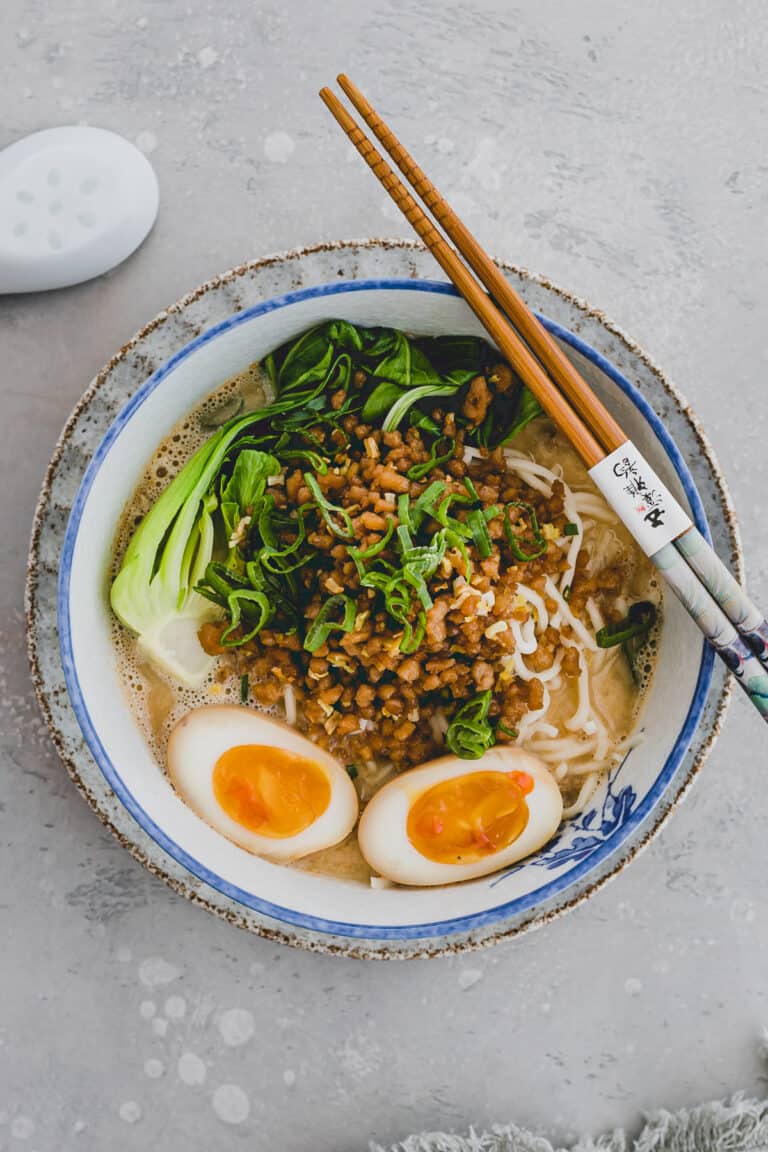 tan tan ramen in einer ramen schüssel serviert