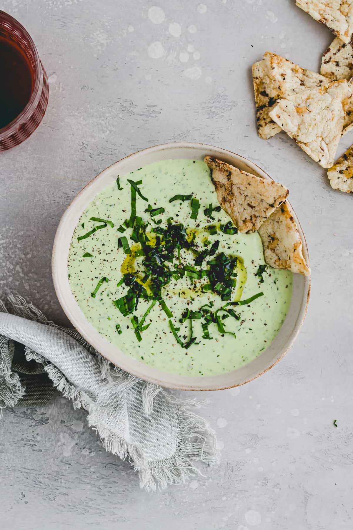 bärlauch dip mit feta in einer schüssel