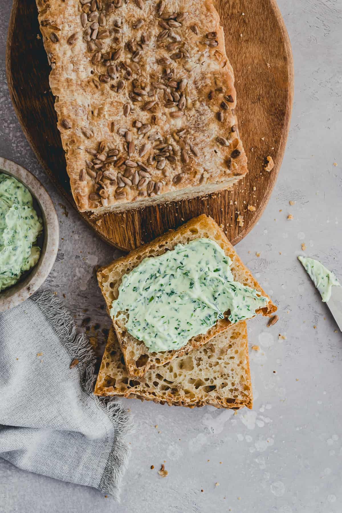 frisches brot mit bärlauch frischkäse