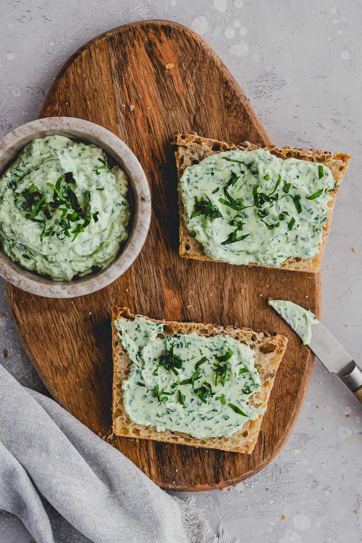 bärlauch frischkäse aufstrich auf brot