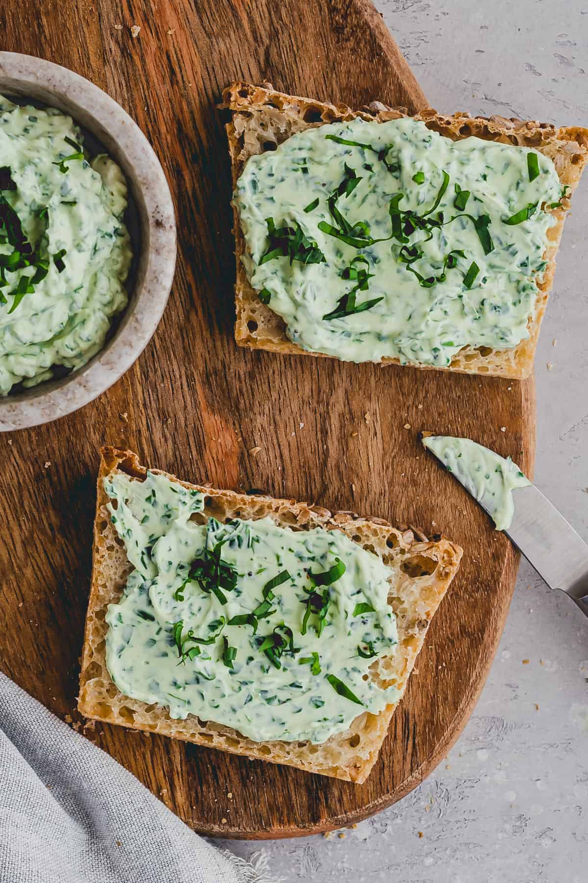 bärlauch aufstrich mit frischkäse auf brot