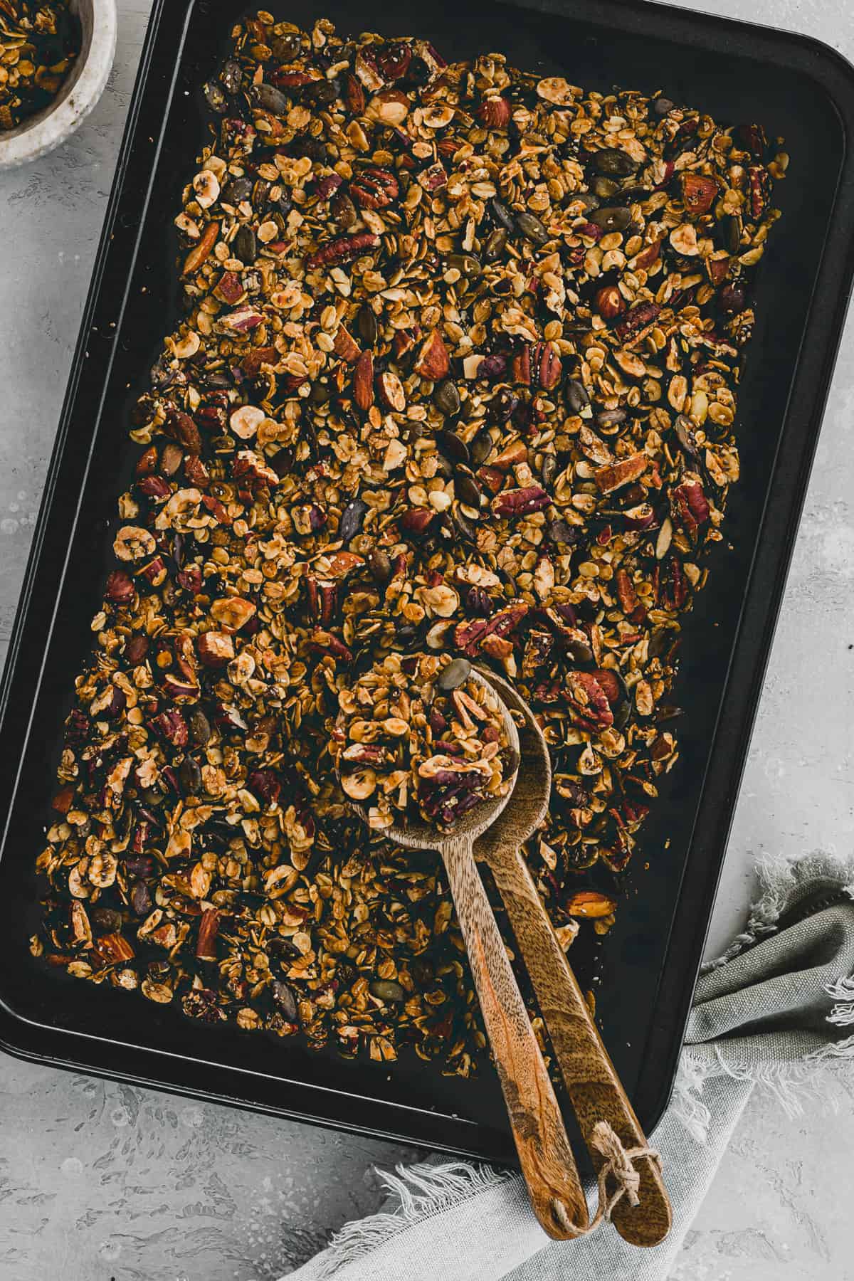 hausgemachtes granola rezept auf einem backblech