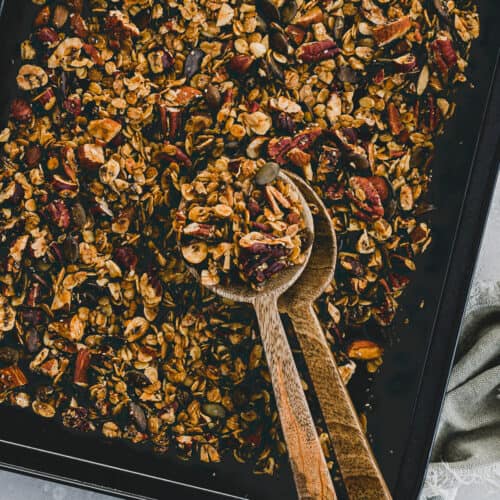 granola mit nüssen auf einem backblech