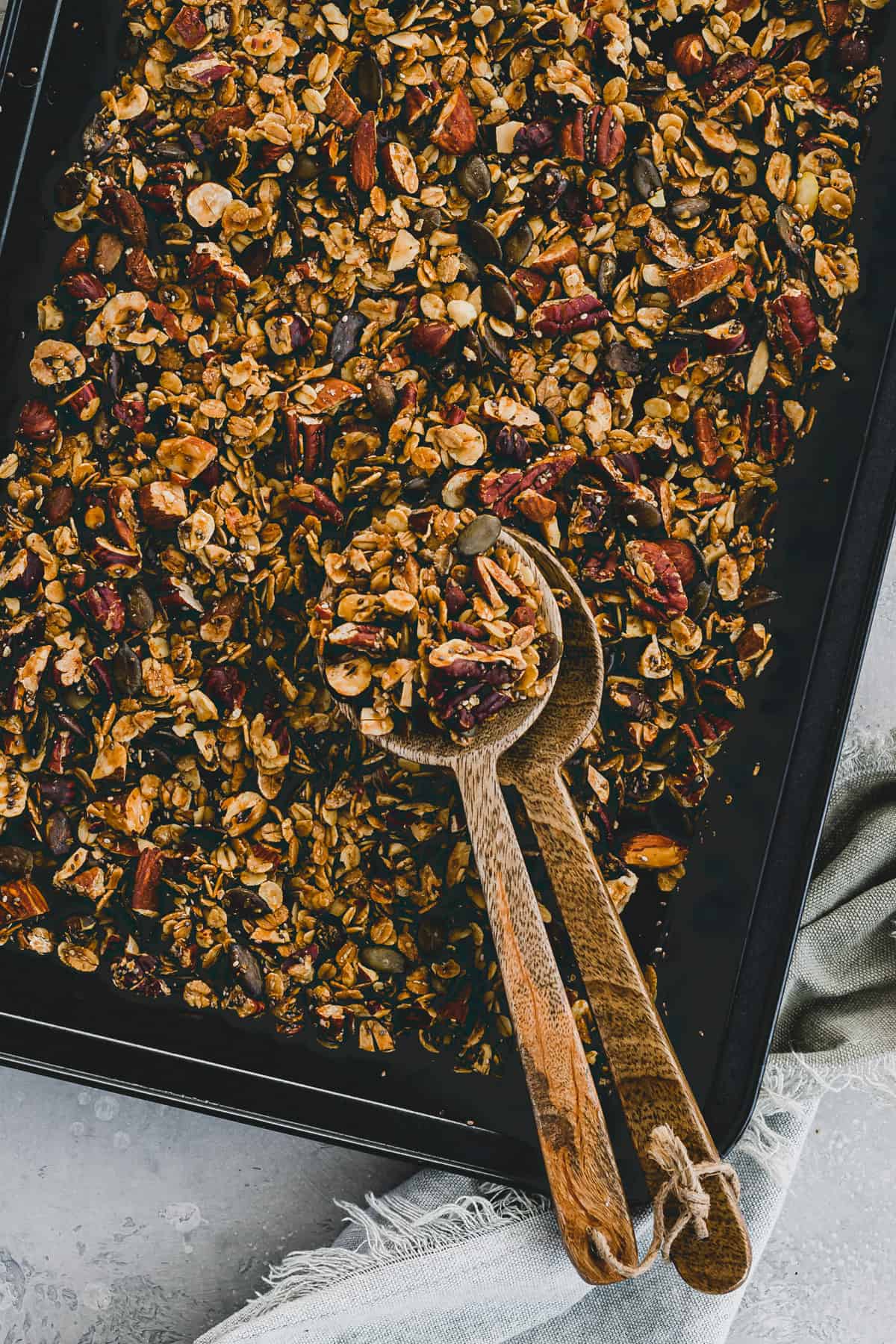 granola mit nüssen auf einem backblech