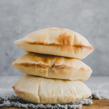 selbstgemachtes pita brot auf einem holzbrett