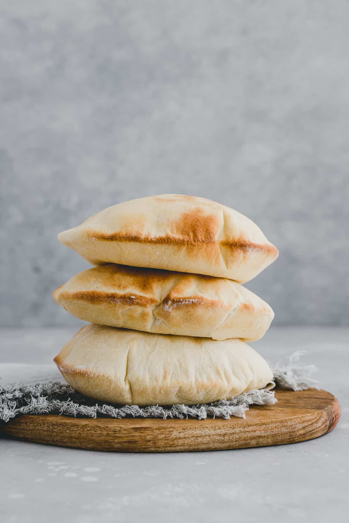 aufgegangene pita brote auf einem holzbrett