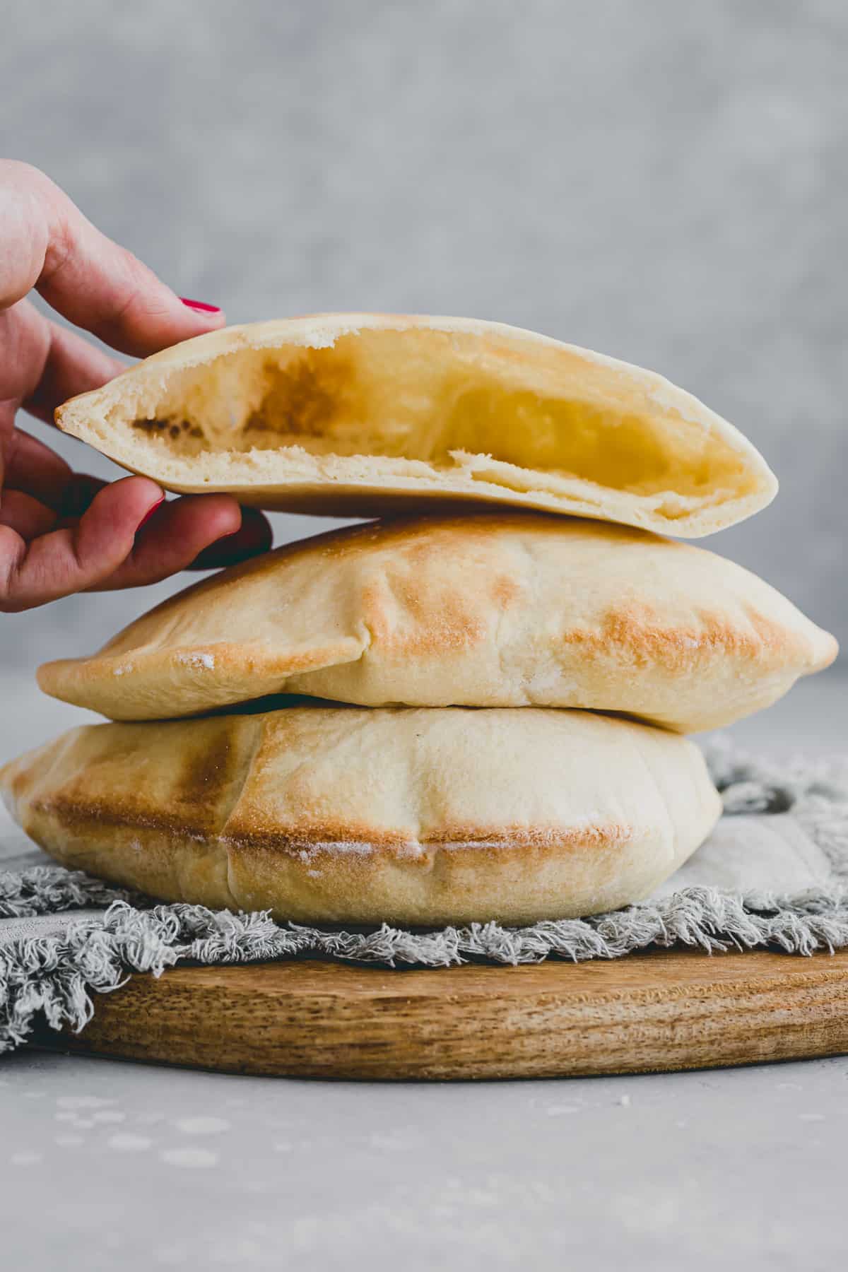 eine hand hält ein aufgeschnittenes pita 