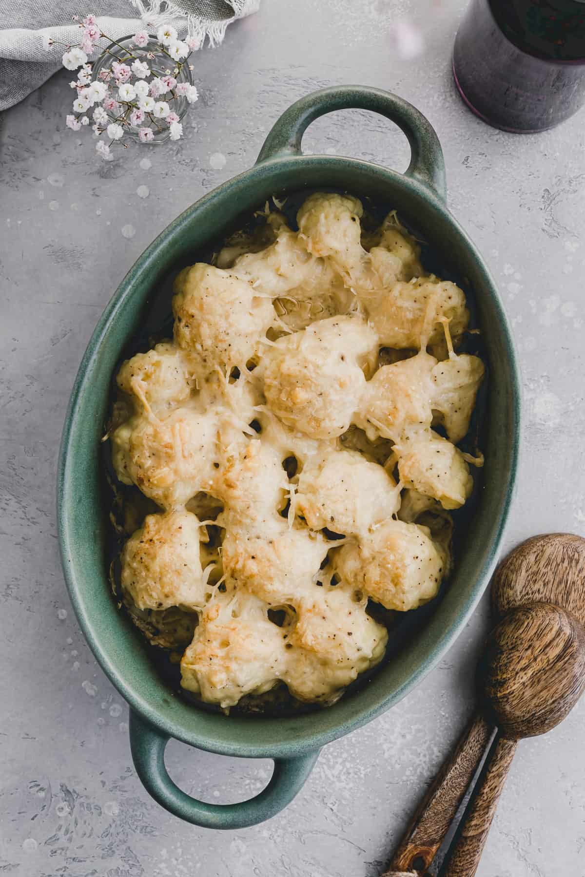 blumenkohlauflauf mit käse überbacken in einer auflaufform