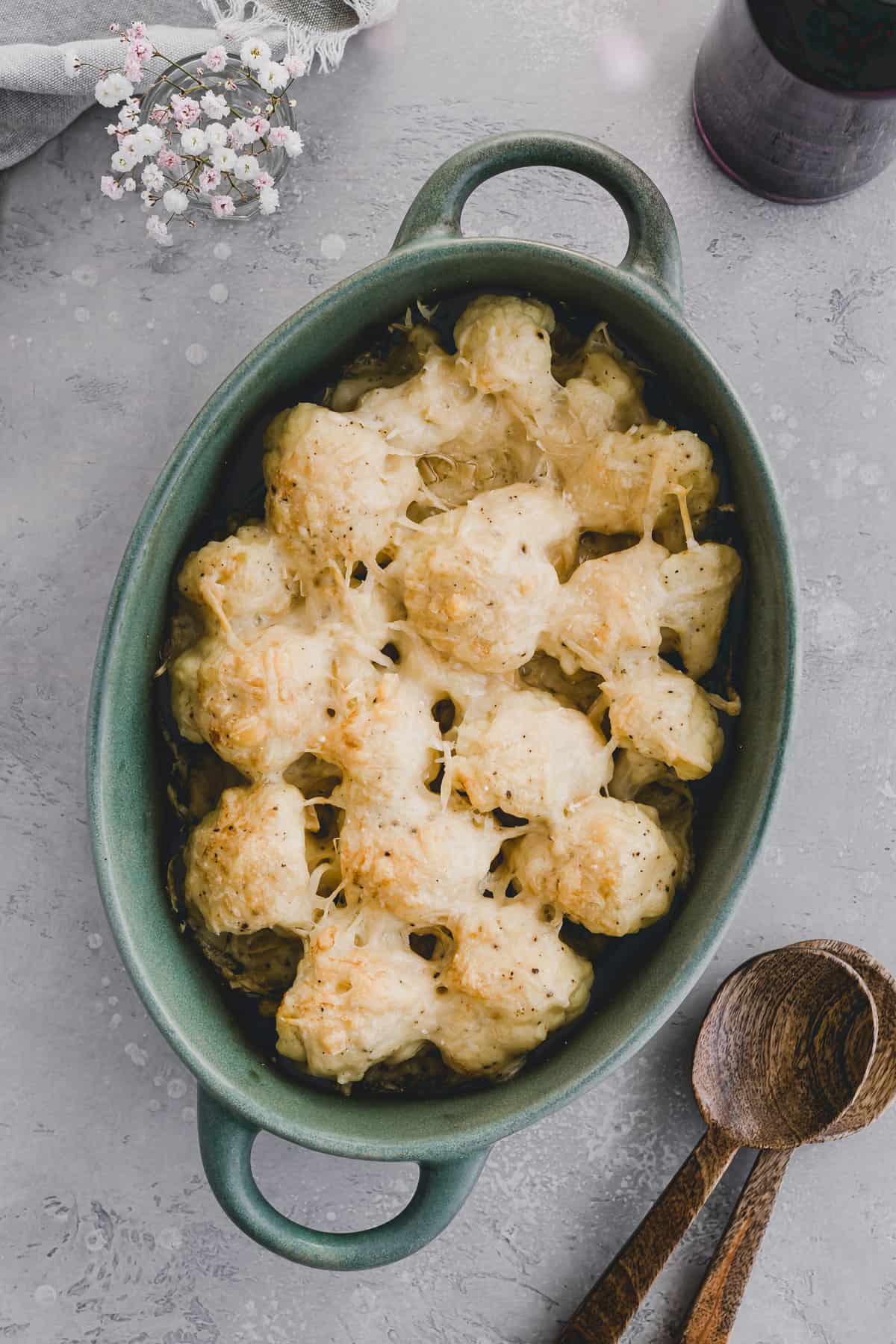 überbackener blumenkohl auflauf mit käse und bechamelsauce