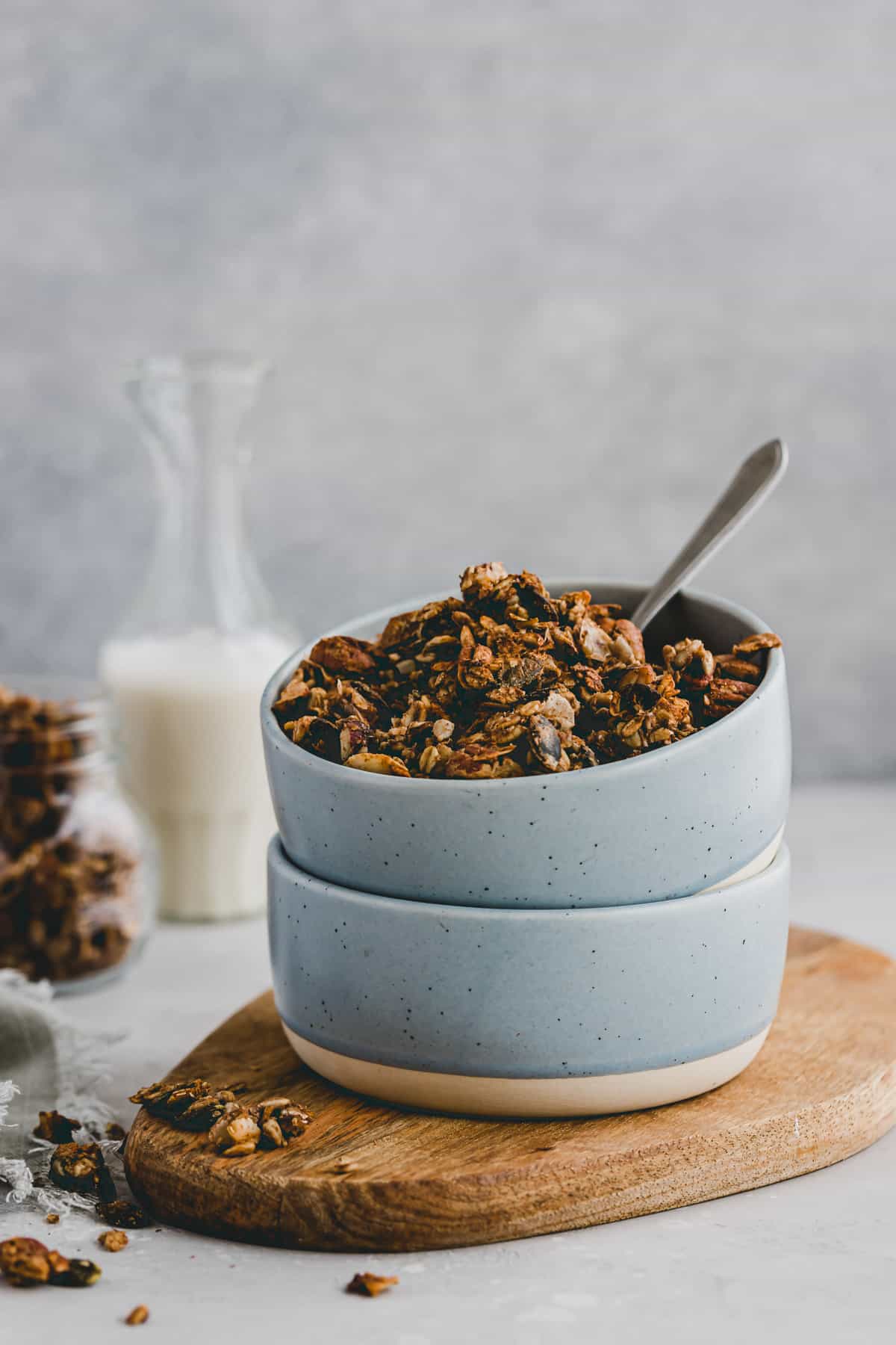 granola ohne zucker in einer blauen schüssel