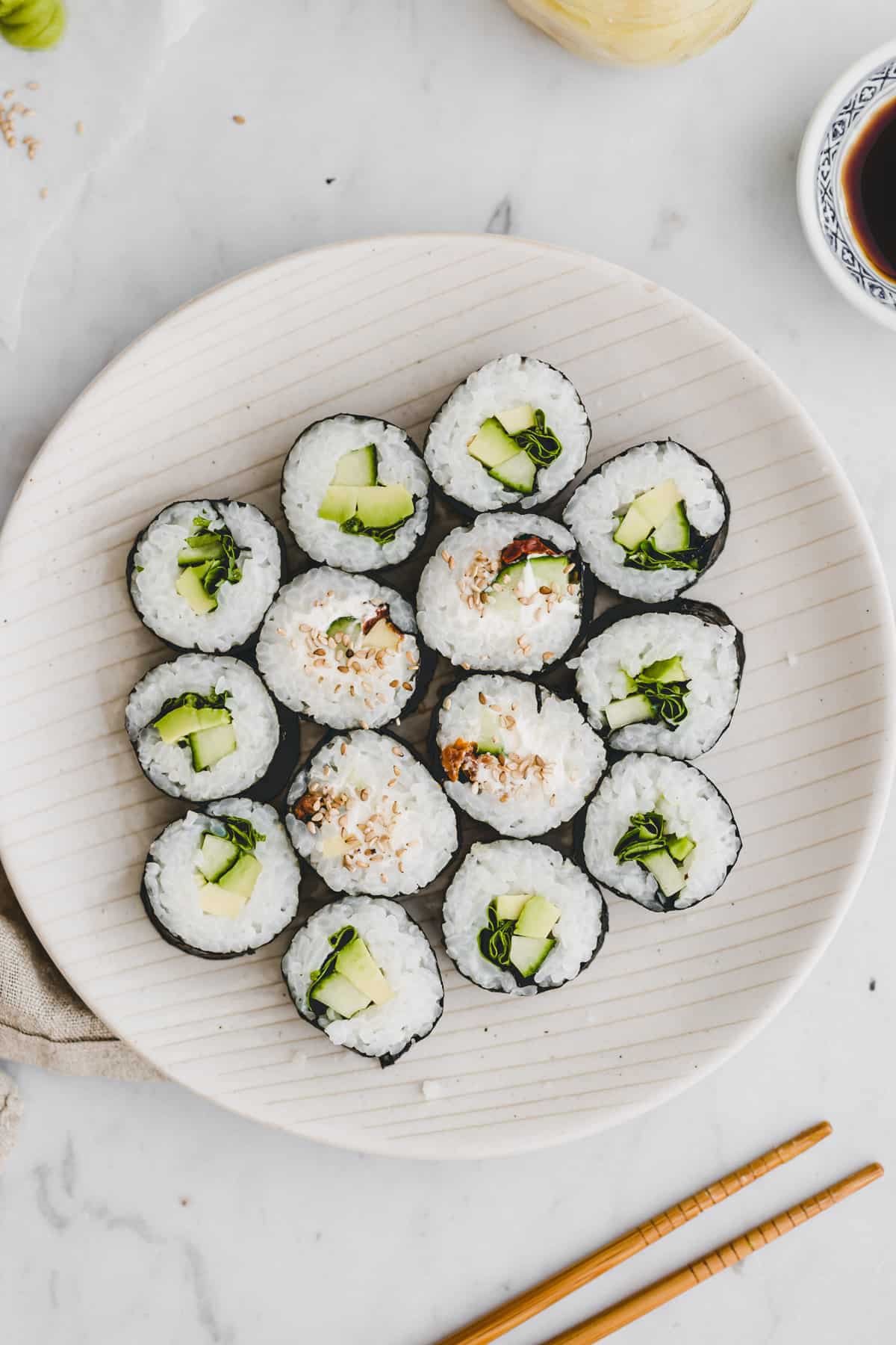 sushi rollen auf einem teller