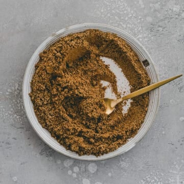 garam masala indische gewürzmischung auf einem teller