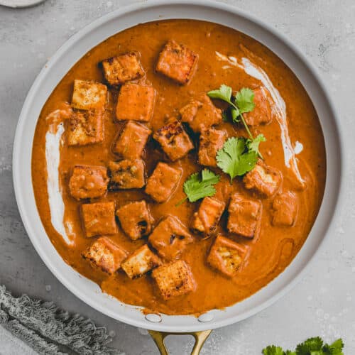 paneer tikka masala in einer pfanne mit koriander dekoriert