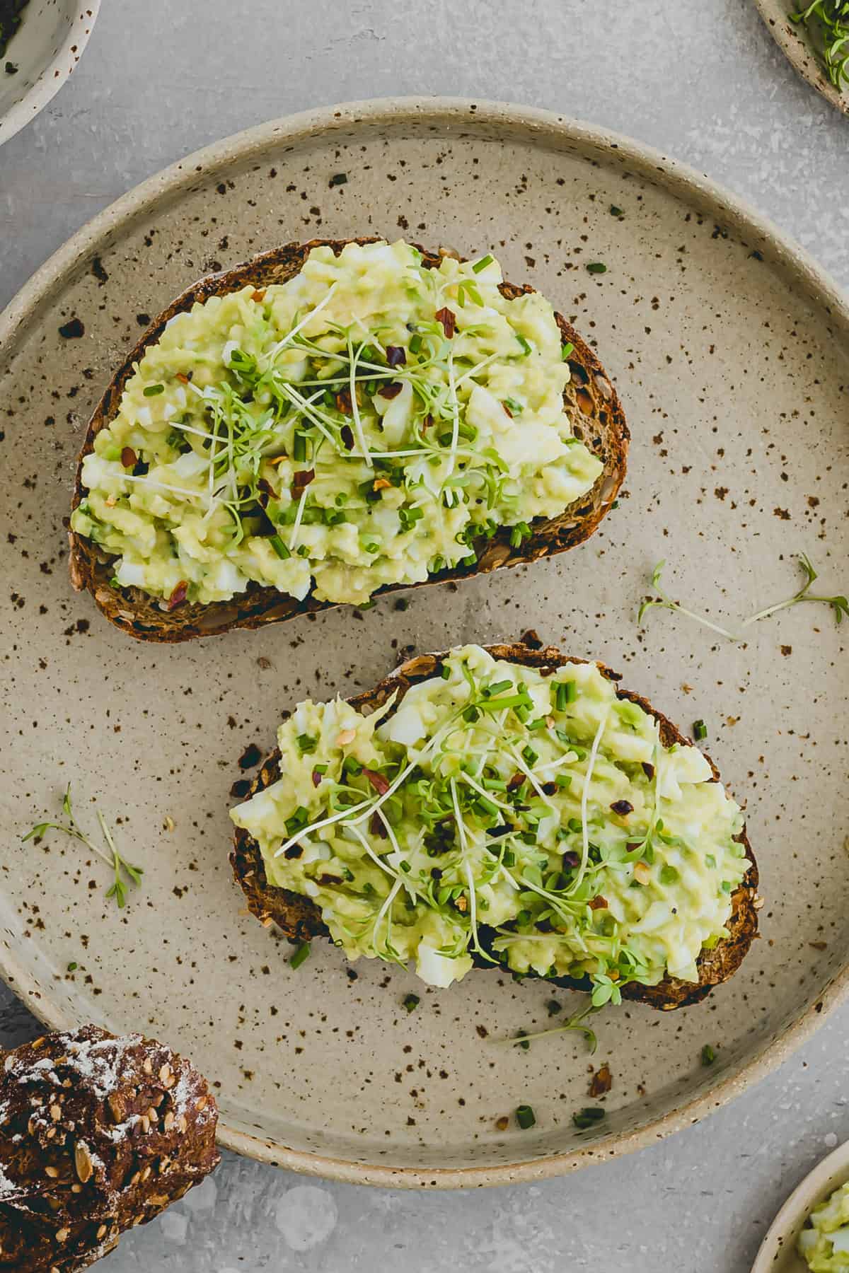 avocado ei salat auf brot