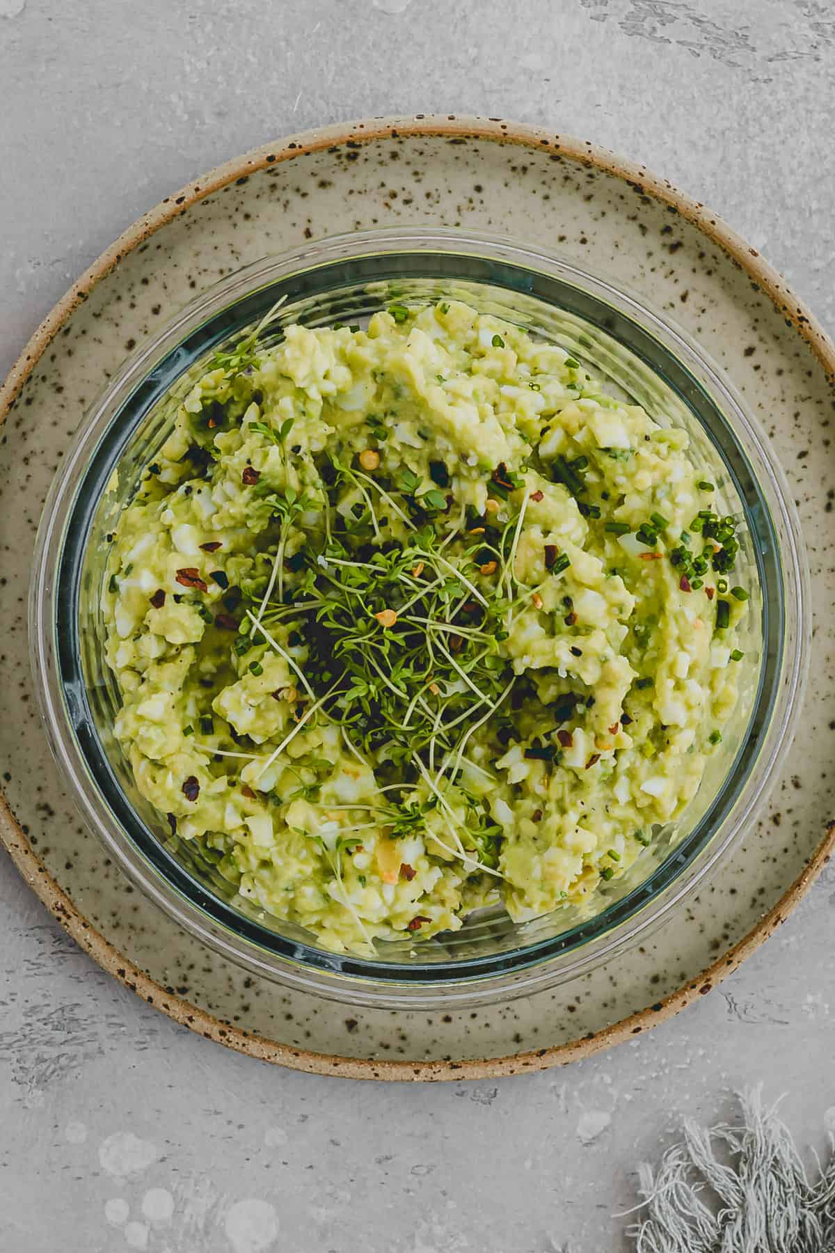 eiersalat ohne mayo mit avocado in einer glasschüssel