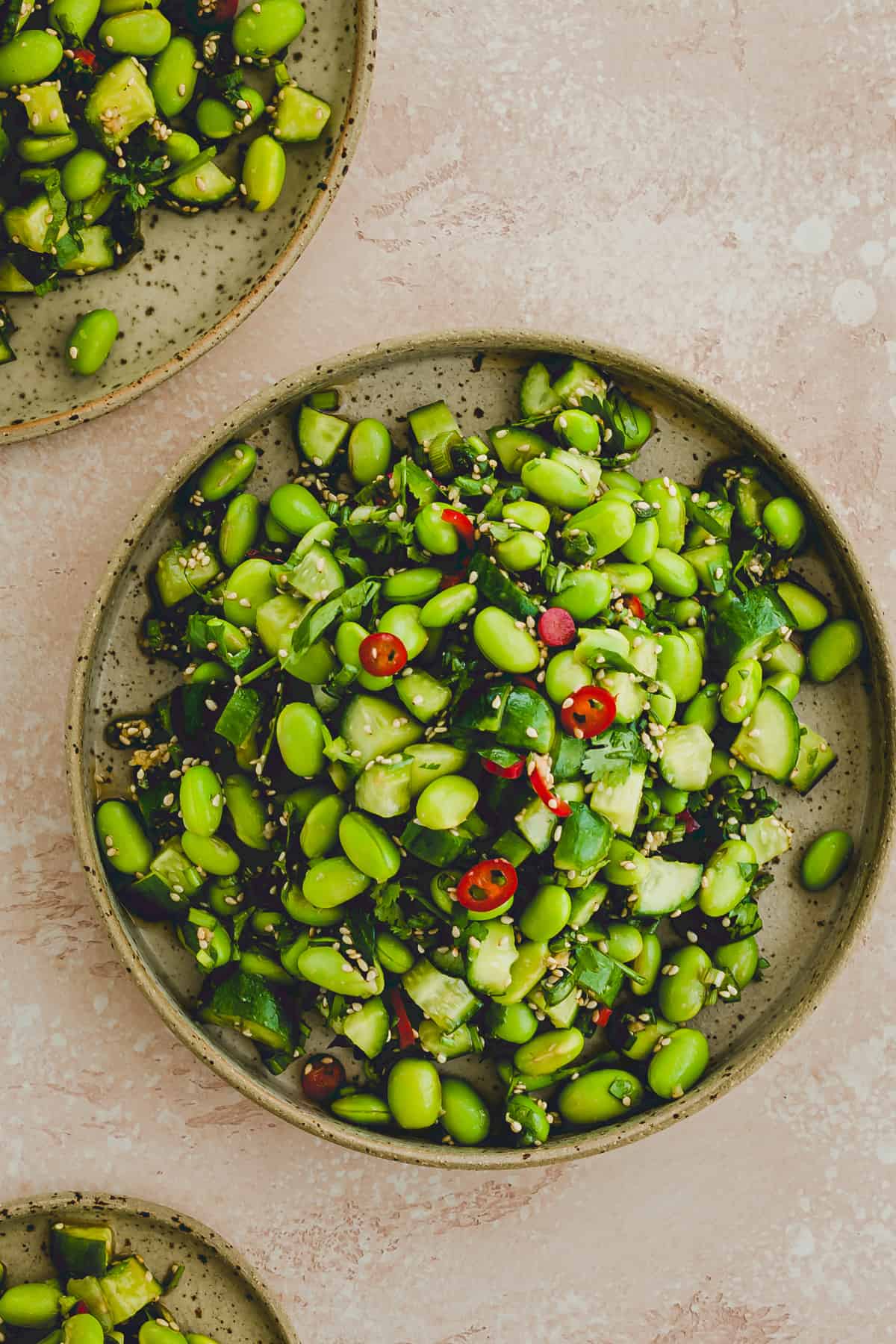 asiatischer edamame salat auf einem teller