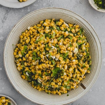 esquites, mexikanischer maissalat in einem teller