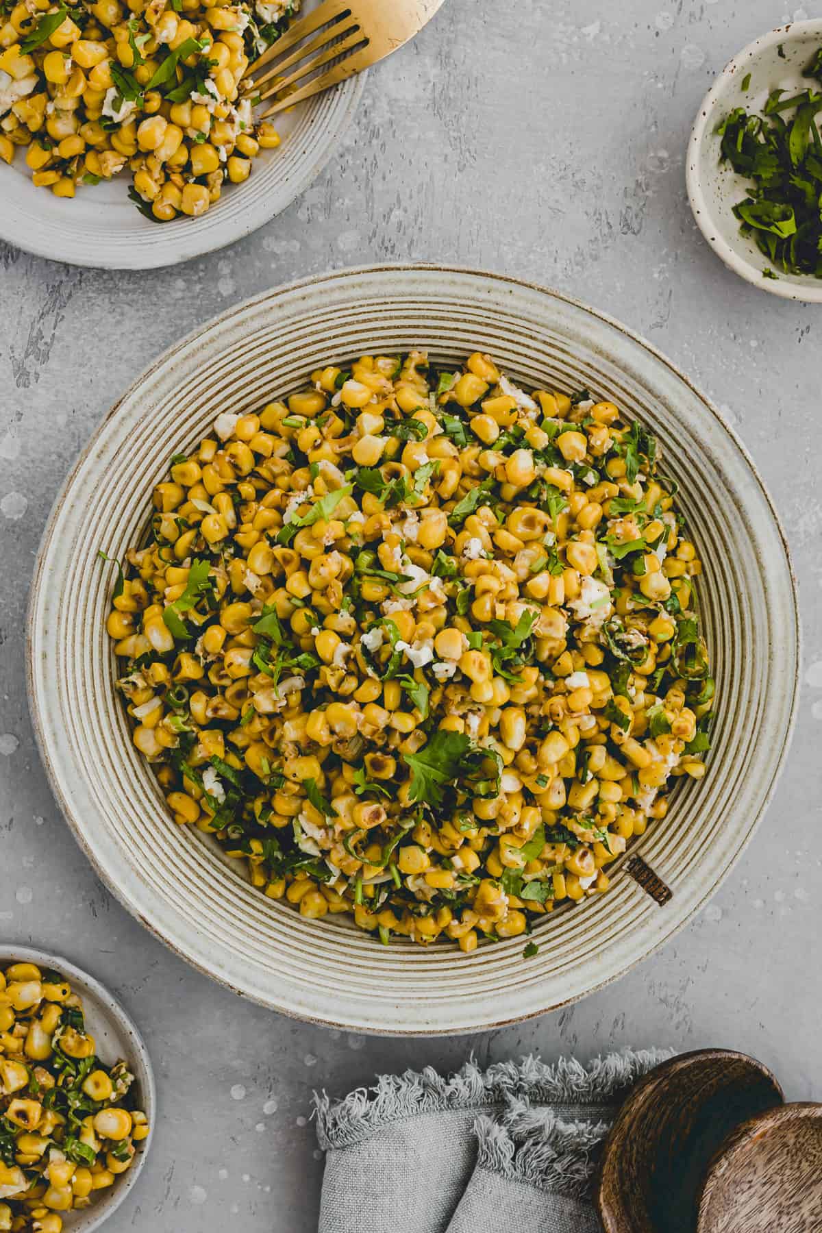 esquites, mexikanischer maissalat in einem teller