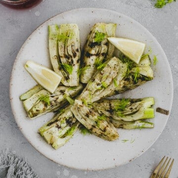 gegrillter fenchel auf einem teller