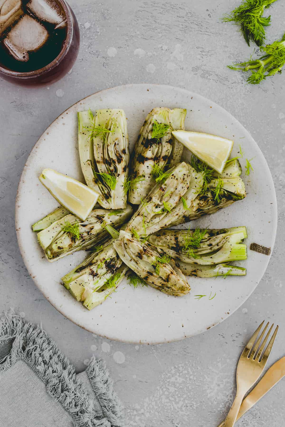 gegrillter fenchel auf einem teller