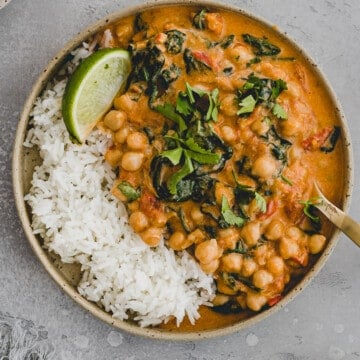 kichererbsen curry mit spinat und kokosmilch serviert mit jasmin reis