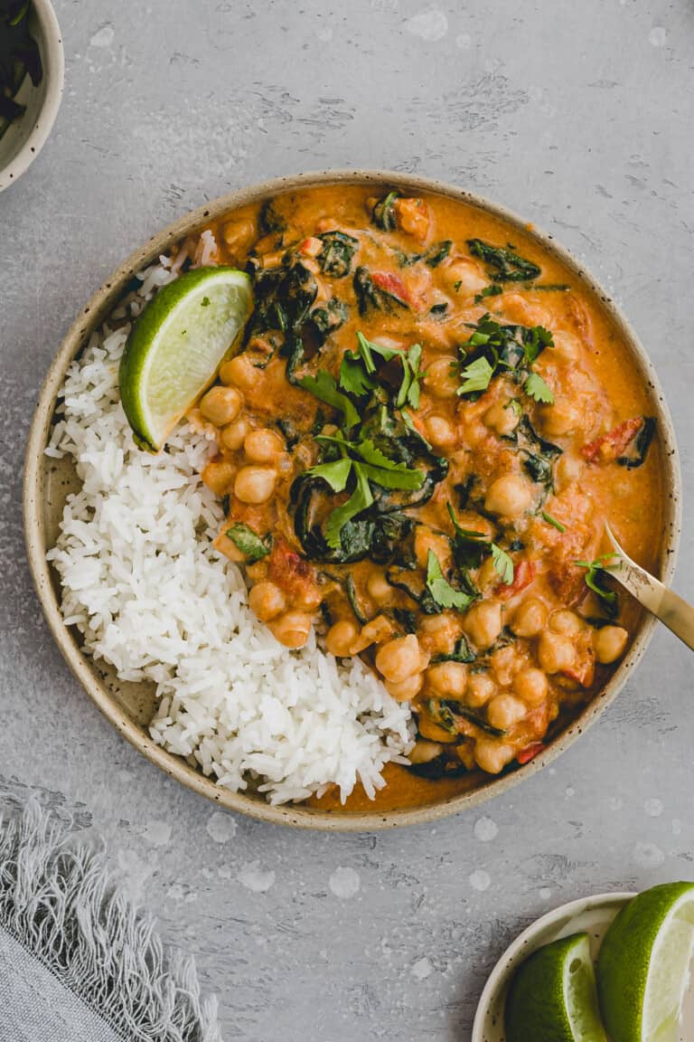 kichererbsen curry mit spinat und kokosmilch serviert mit jasmin reis