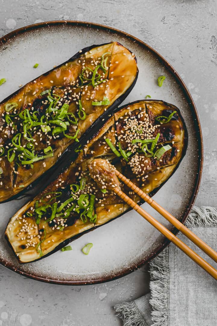 japanische miso aubergine auf einem teller