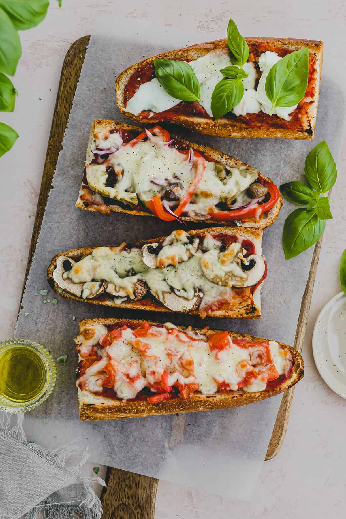 fertig gebackene baguette pizza mit verschiedenen toppings auf einem servierbrett