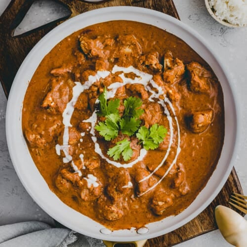 vegetarisches blumenkohl tikka masala in einer pfanne