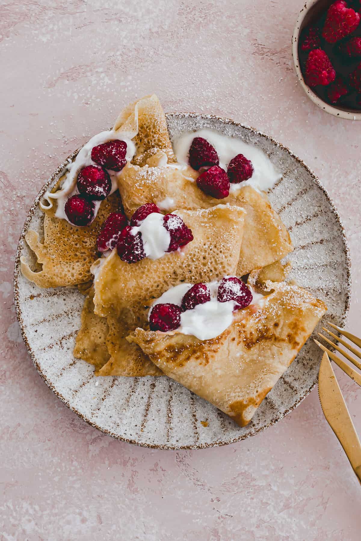 französische crepes mit himbeeren und joghurt gefüllt