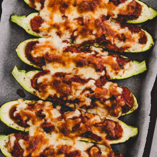 gefüllte zucchini vegetarisch auf einem backblech