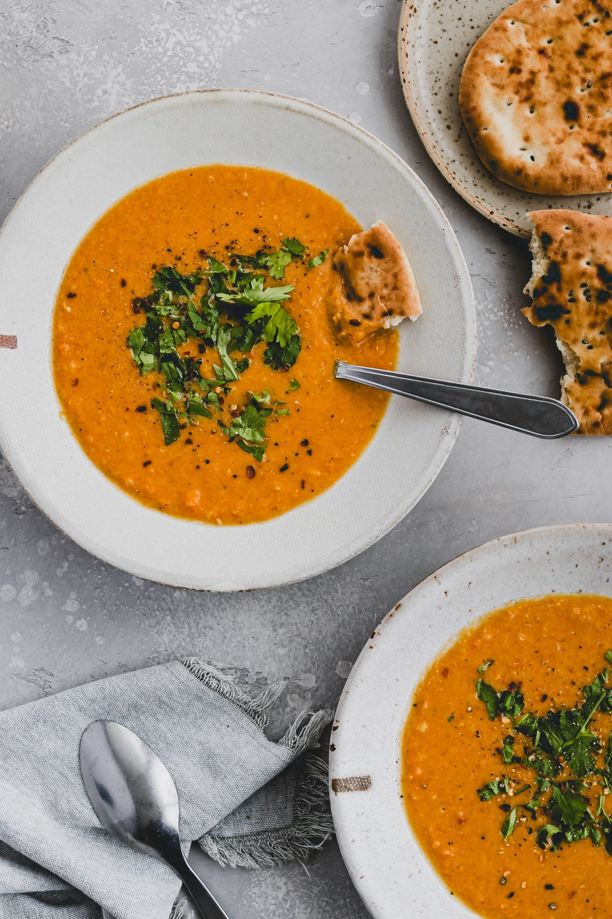 dal suppe mit koriander und naan brot in einer schüssel