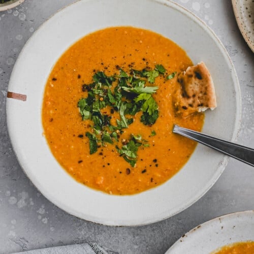 indische linsensuppe mit naan brot in einer suppenschüssel