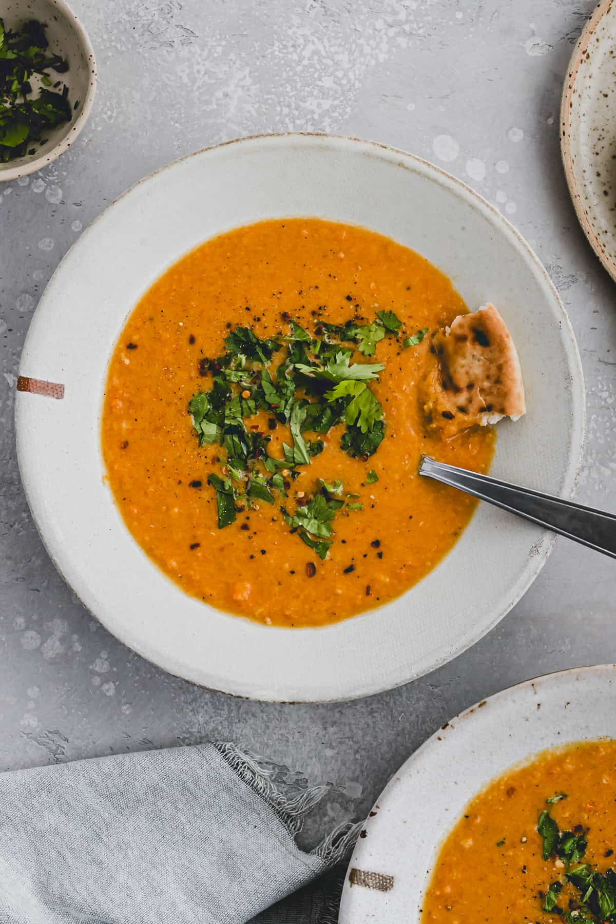 indische linsensuppe mit naan brot in einer suppenschüssel