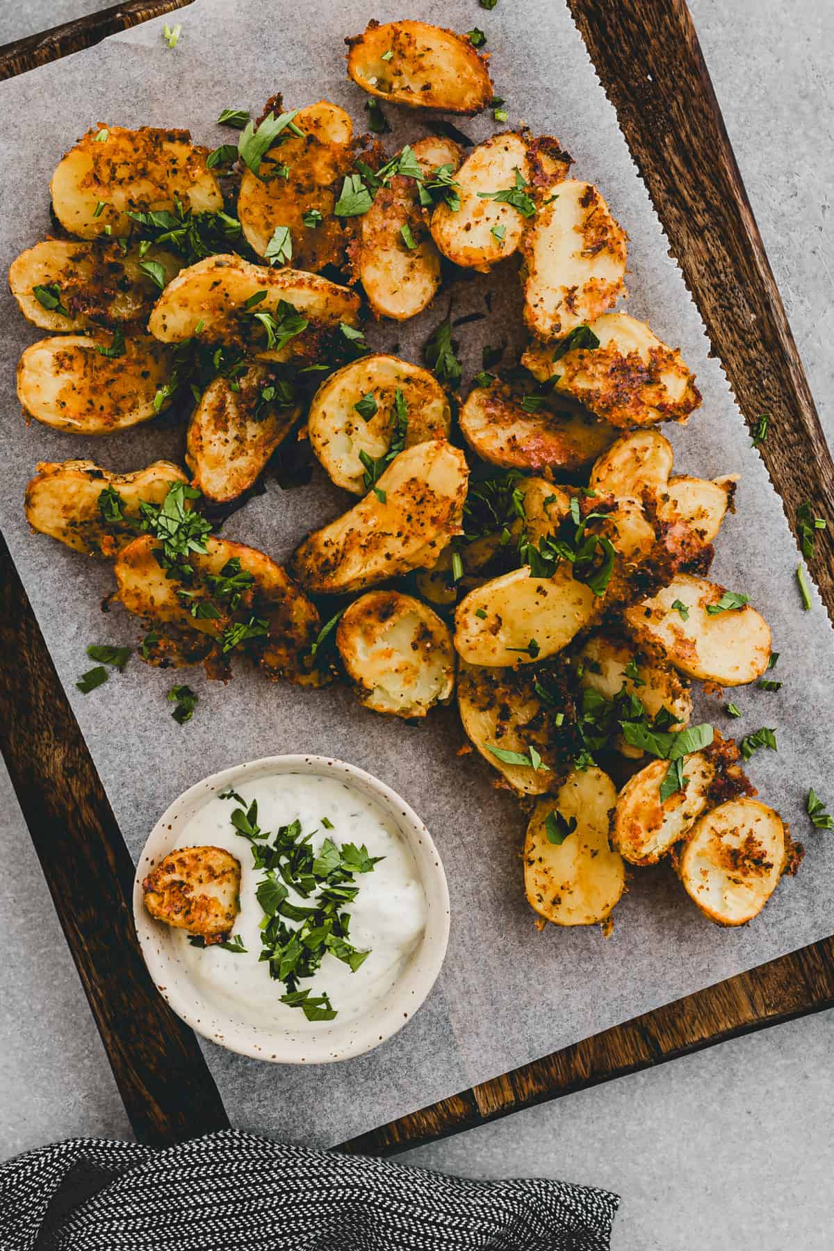 parmesankartoffeln neben einem dip mit creme fraiche