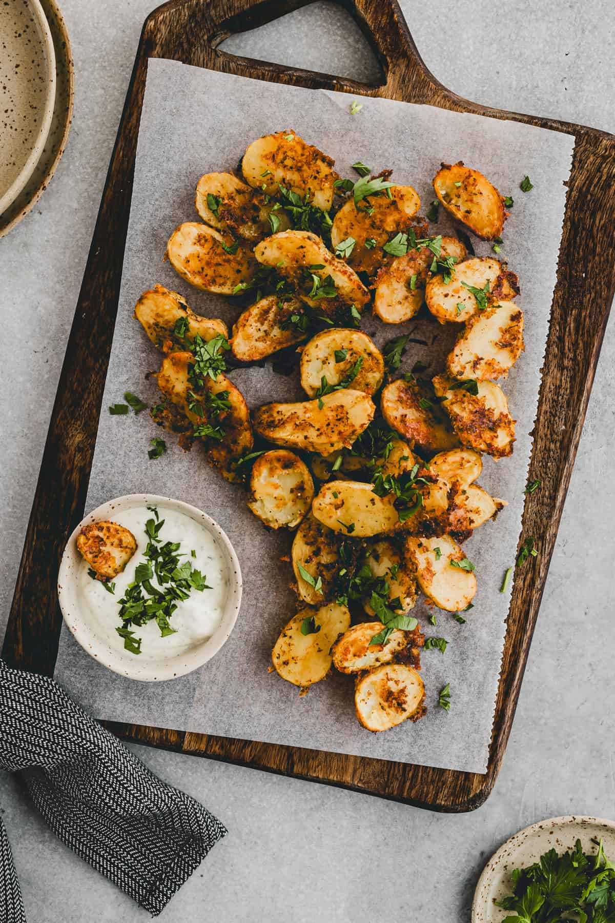 parmesan kartoffeln auf einem holzbrett