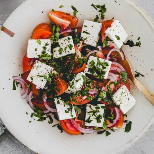 tomatensalat mit feta in einem teller