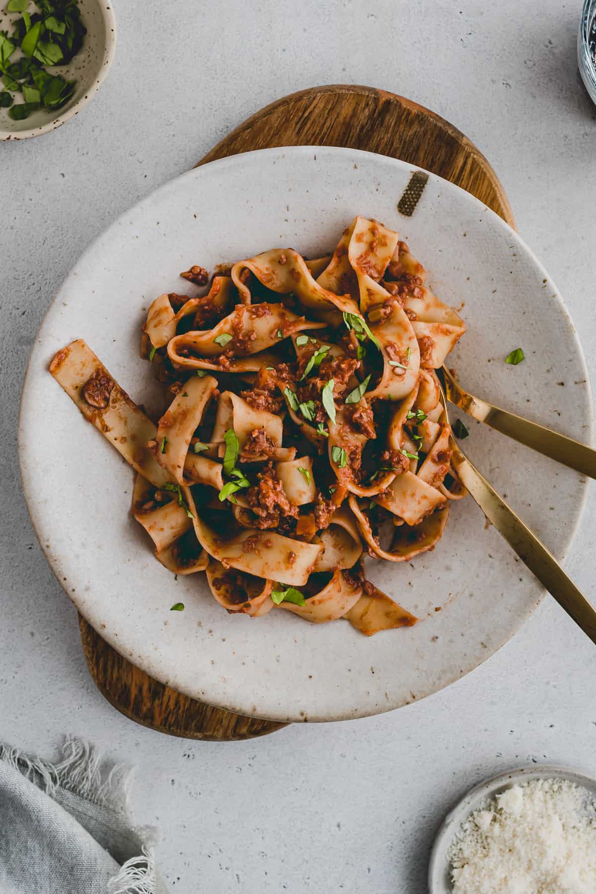 vegane pilz walnuss bolognese mit nudeln in einem pasta teller