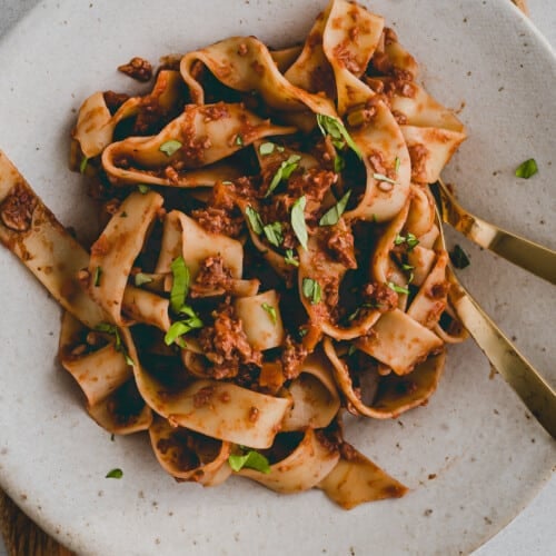 vegetarische bolognese mit nudeln serviert