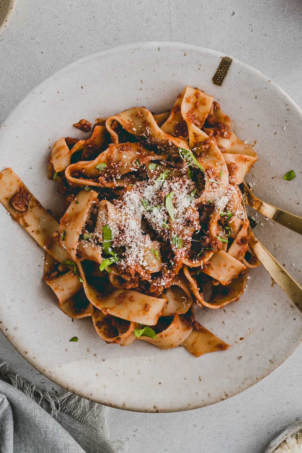 vegetarische bolognese mit tagliatelle serviert