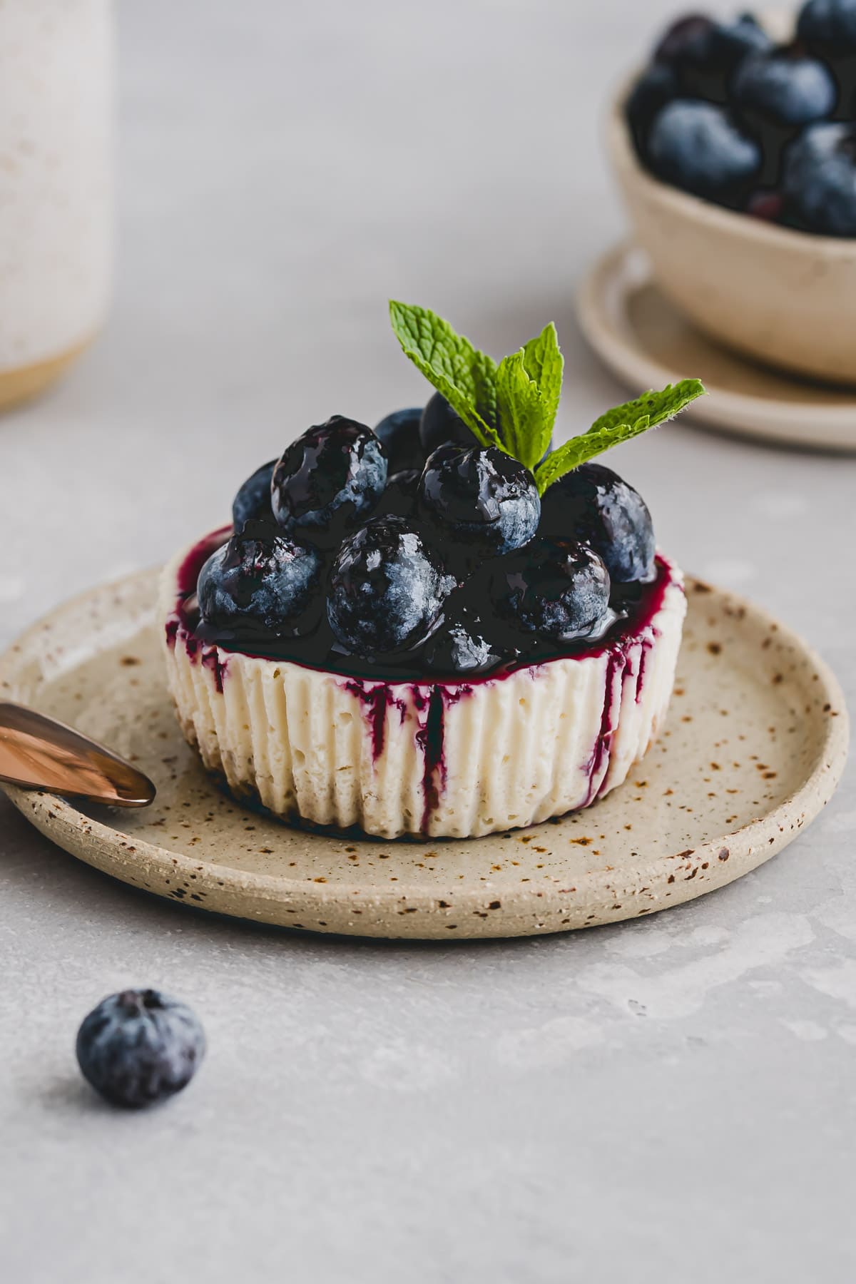 mini cheesecakes mit blaubeeren und minze dekoriert