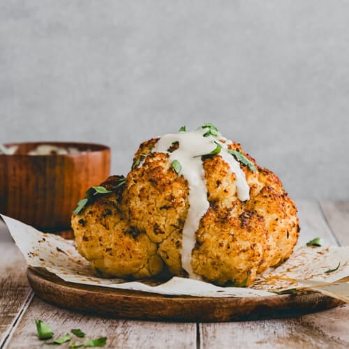 ganzer blumenkohl im ofen geröstet mit tahini sauce