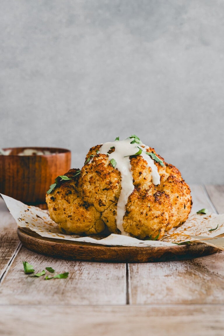 ganzer blumenkohl im ofen geröstet mit tahini sauce