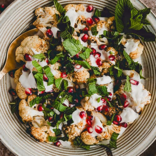 gebackener Blumenkohl mit tahini, granatapfel, minze