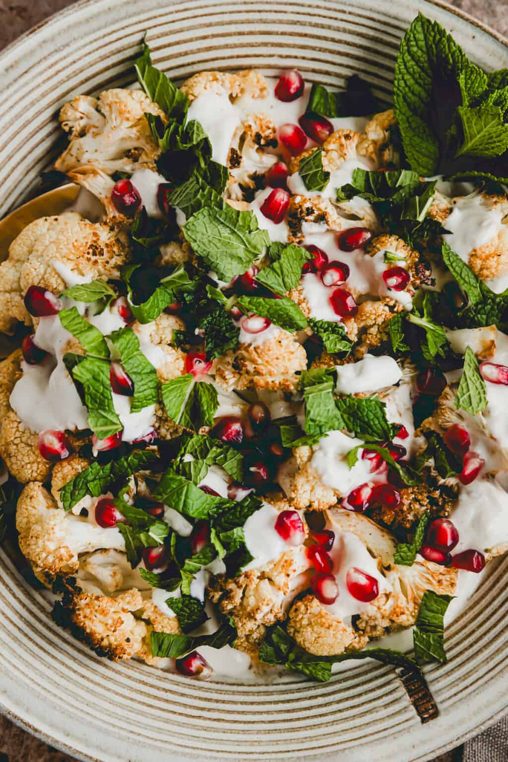 Gebackener Blumenkohl mit Tahini, Granatapfel &amp; Minze | Aline Made